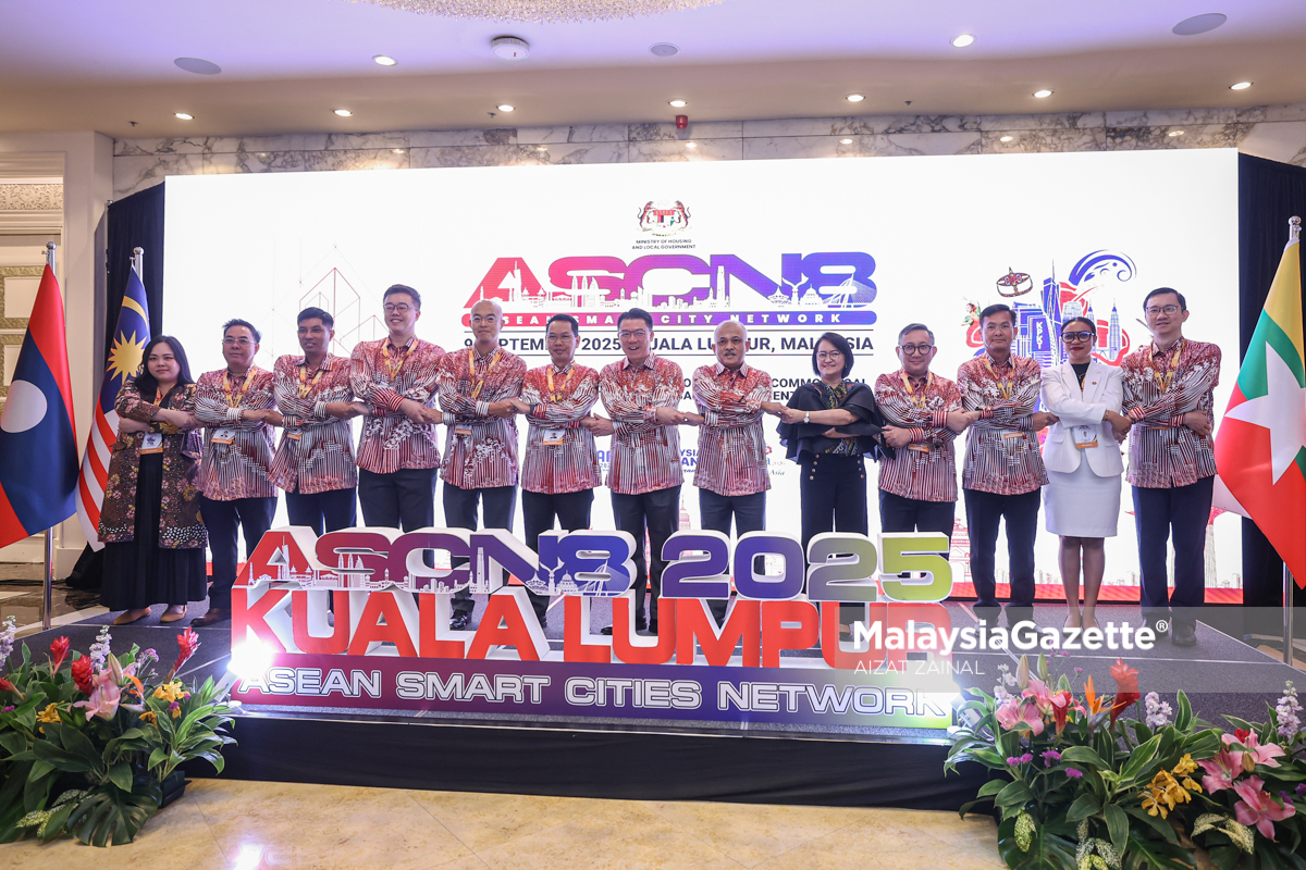 Menteri Perumahan dan Kerajaan Tempatan, Nga Kor Ming serta yang lain merasmikan Mesyuarat Tahunan ke-8 Rangkaian Bandar Pintar ASEAN (ASCN8) di Hotel Shangri-la, Kuala Lumpur. Foto AIZAT ZAINAL, 09 SEPTEMBER 2025.