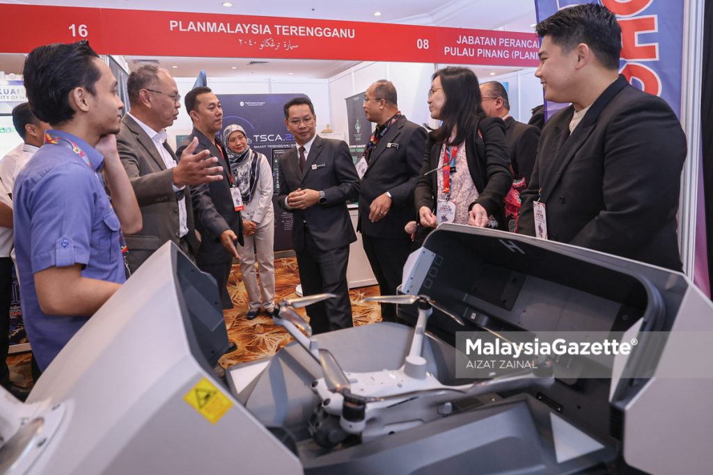Timbalan Ketua Setiausaha (Kemampanan Dan Perancangan Strategik ) KPKT Merangkap Pengerusi (ASCN8), Mohd Hazli Ahmad Adnan melawat reruai pada Smart City Expert Talk, bersempena Mesyuarat Tahunan Ke-8 ASEAN Smart City Network (ASCN8) di Shangri-la Hotel, Kuala Lumpur. Foto AIZAT ZAINAL, 10 SEPTEMBER 2025.