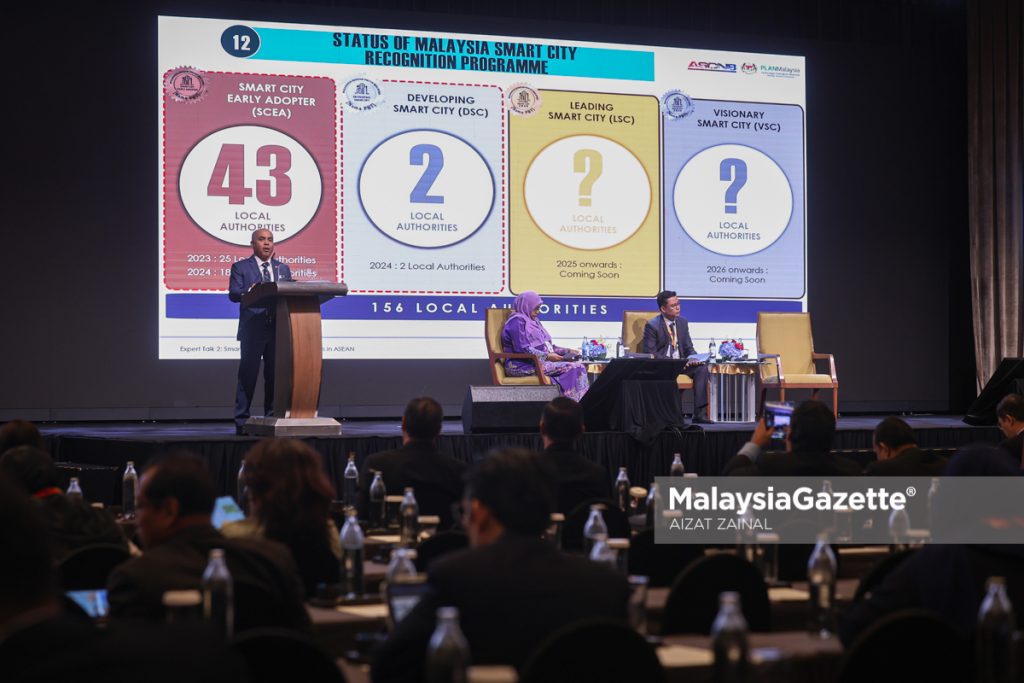 Ketua Pengarah Perancangan Bandar dan Desa, Datuk Alias Rameli berucap pada Smart City Expert Talk, bersempena Mesyuarat Tahunan Ke-8 ASEAN Smart City Network (ASCN8) di Shangri-la Hotel, Kuala Lumpur. Foto AIZAT ZAINAL, 10 SEPTEMBER 2025.