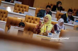 Exco Pembangunan Wanita, Keluarga, Kebajikan Masyarakat, Pembangunan Usahawan dan Koperasi Perak, Datuk Salbiah Mohamed menjawab soalan lisan pada Mesyuarat Kedua, Tahun Ketiga Dewan Negeri Ke-15 Perak Darul Ridzuan di Bangunan Perak Darul Ridzuan, Ipoh, pada Rabu. Foto ANIQ NABILAFIQ ANUAR, 10 SEPTEMBER 2025. Miskin tegar Perak KIR