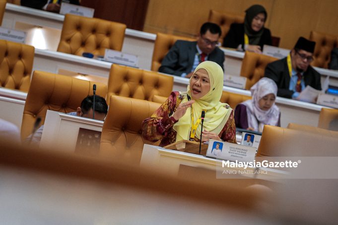 SIDANG DUN HARI KEDUA Exco Pembangunan Wanita, Keluarga, Kebajikan Masyarakat, Pembangunan Usahawan dan Koperasi Perak, Datuk Salbiah Mohamed menjawab soalan lisan pada Mesyuarat Kedua, Tahun Ketiga Dewan Negeri Ke-15 Perak Darul Ridzuan di Bangunan Perak Darul Ridzuan, Ipoh, pada Rabu. Foto ANIQ NABILAFIQ ANUAR, 10 SEPTEMBER 2025. Miskin tegar Perak KIR