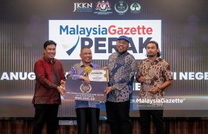 Editor Malaysia Gazette (MG) Perak, Mohamad Hafizi Mohd Said (dua, kanan) menerima Anugerah Pendukung Seni Negeri Kategori Media Sempena Majlis Anugerah Seni Negeri Perak 2025 yang disampaikan Menteri Besar Perak, Datuk Seri Saarani Mohamad (dua, kiri) di Travelodge Hotel, Ipoh. Foto ANIQ NABILAFIQ ANUAR, 27 SEPTEMBER 2025.