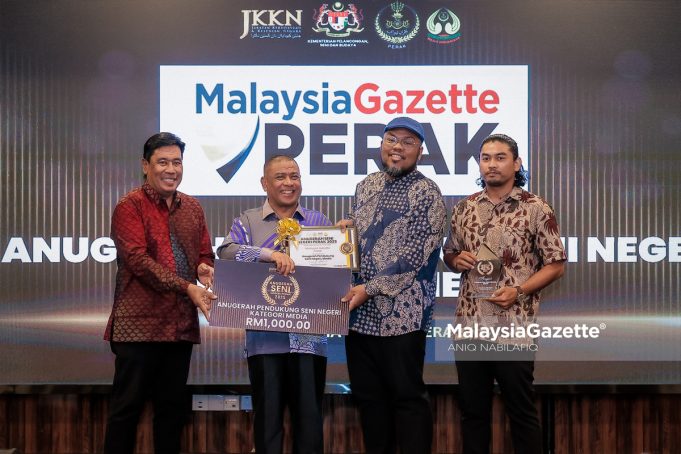 ANUGERAH SENI NEGERI PERAK 2025 Editor Malaysia Gazette (MG) Perak, Mohamad Hafizi Mohd Said (dua, kanan) menerima Anugerah Pendukung Seni Negeri Kategori Media Sempena Majlis Anugerah Seni Negeri Perak 2025 yang disampaikan Menteri Besar Perak, Datuk Seri Saarani Mohamad (dua, kiri) di Travelodge Hotel, Ipoh. Foto ANIQ NABILAFIQ ANUAR, 27 SEPTEMBER 2025.