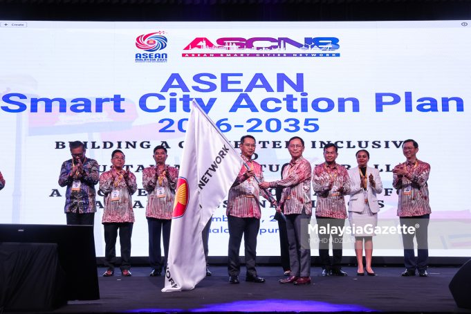 Pengerusi Mesyuarat Tahunan ke-8 Rangkaian Bandar Pintar ASEAN (ASCN8), Mohd Hazli Ahmad Adnan bergambar selepas Mesyuarat Tahunan ke-8 ASEAN Smart Cities Network (ASCN8) di Shangri-la Hotel, Kuala Lumpur. Foto MOHD ADZLAN, 09 SEPTEMBER 2025.