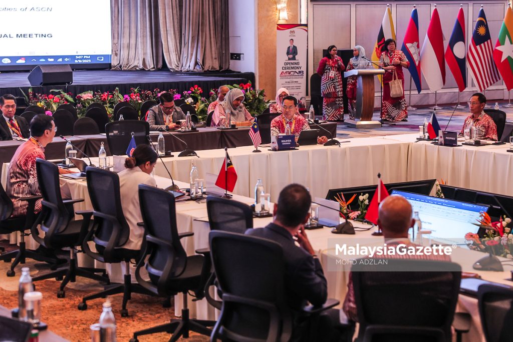 Pengerusi Mesyuarat Tahunan ke-8 Rangkaian Bandar Pintar ASEAN (ASCN8), Mohd Hazli Ahmad Adnan pada Mesyuarat Tahunan ke-8 ASEAN Smart Cities Network (ASCN8) di Shangri-la Hotel, Kuala Lumpur. Foto MOHD ADZLAN, 9 SEPTEMBER 2025.