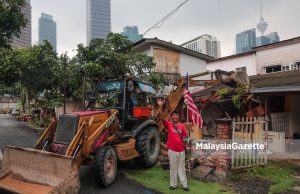 Rumah Penduduk Kg Sg Baru Dirobohkan