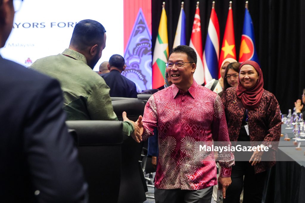 Menteri Perumahan dan Kerajaan Tempatan, Nga Kor Ming selepas hadir ke Mesyuarat Forum Gabenor dan Datuk Bandar ASEAN di Pusat Konvensyen Kuala Lumpur (KLCC), Kuala Lumpur. Foto MOHD ADZLAN, 12 OGOS 2025.