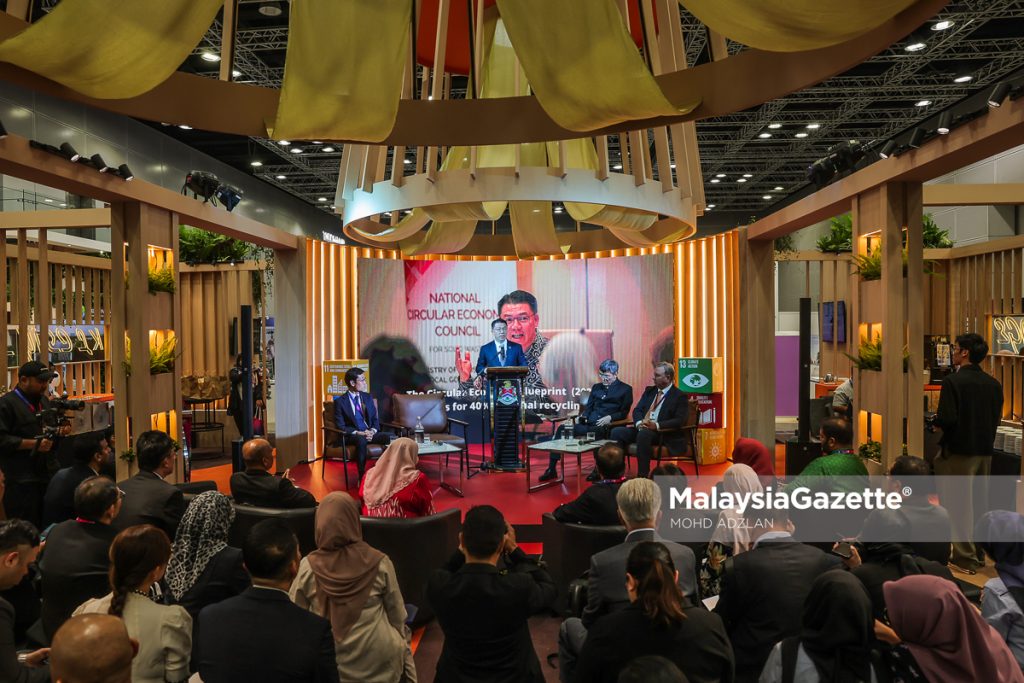 Menteri Perumahan dan Kerajaan Tempatan, Nga Kor Ming berucap pada Townhall Pembandaran Lestari Asean (ASUF), Forum Gabenor dan Datuk Bandar ASEAN (AGMF) serta Mesyuarat Gabenor dan Datuk Bandar Ibu Negara ASEAN (MGMAC) 2025 di Pusat Konvensyen Kuala Lumpur (KLCC), Kuala Lumpur. Foto MOHD ADZLAN, 12 OGOS 2025.