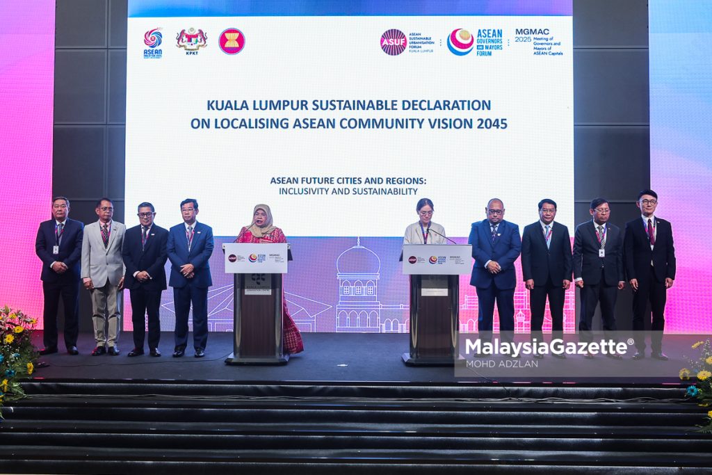 Datuk Bandar Kuala Lumpur merangkap Penasihat Urbanisasi Mampan Kerajaan Malaysia, Datuk Seri Maimunah Mohd Sharif bersama Timbalan Datuk Bandar Manila, Angela Lei Atenza Valdepenas menyampaikan Deklarasi Kuala Lumpur mengenai Pelestarian dan Pelokalan Visi Komuniti ASEAN 2045 pada majlis penutup Forum Pembandaran Lestari Asean (ASUF), Forum Gabenor dan Datuk Bandar ASEAN (AGMF) serta Mesyuarat Gabenor dan Datuk Bandar Ibu Negara ASEAN (MGMAC) 2025 di Pusat Konvensyen Kuala Lumpur (KLCC), Kuala Lumpur. Foto MOHD ADZLAN, 14 OGOS 2025.