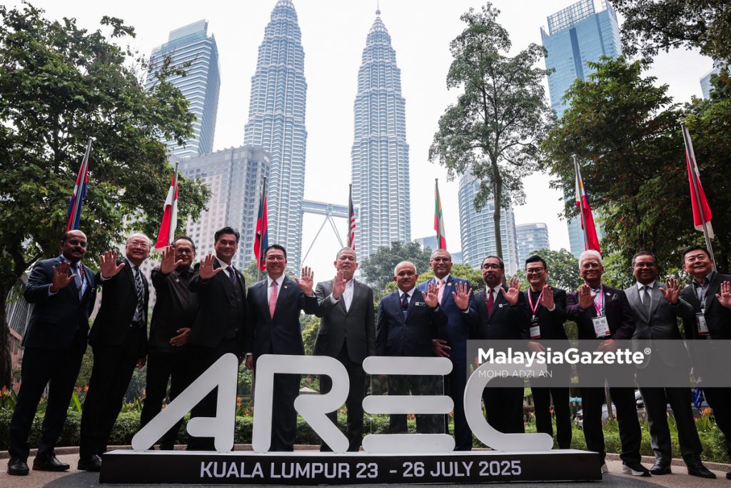 Timbalan Perdana Menteri, Datuk Seri Fadillah Yusof bersama Menteri Perumahan dan Kerajaan Tempatan, Nga Kor Ming bergambar ketika hadir ke pembukaan Majlis Perasmian Persidangan Hartanah ASEAN (AREC) 2025, Seni Bina Antarabangsa, Reka Bentuk Dalaman Dan Pameran Bangunan (ARCHIDEX) ketika di Pusat Konvensyen Kuala Lumpur. Foto MOHD ADZLAN, 22 JULAI 2025.