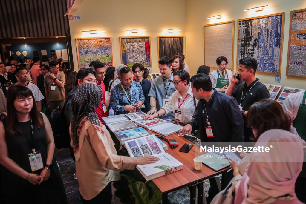 Orang ramai yang tidak melepaskan peluang untuk hadir ke Pameran Seni Bina Antarabangsa, Reka Bentuk Dalaman Dan Pameran Bangunan (ARCHIDEX) 2025 ketika di Pusat Konvensyen Kuala Lumpur. Foto MOHD ADZLAN, 24 JULAI 2025.