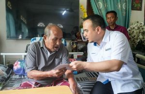 PM hulur sumbangan kepada veteran polis
