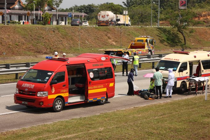 Pasukan penyelamat memberi bantuan kecemasan kepada 'mangsa' di lokasi