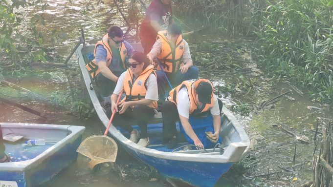 Peseta dibawa menyertai aktiviti pembersihan sungai