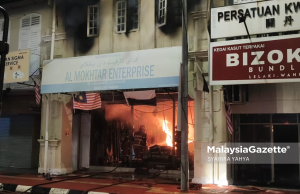 Tiga kedai di bangunan lebih 100 tahun terbakar
