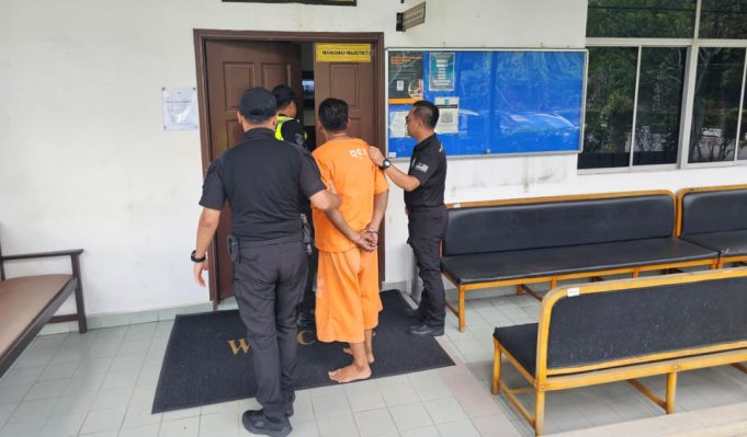 Lelaki ditahan polis susulan tindakan menyerang sepasang suami isteri selepas berang ditegur merokok di sebuah restoran di Seksyen 13, Shah Alam, pada Khamis lalu.