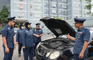 32 kereta import nilai lebih RM8.45 juta disita Kastam WPKL Pengarah Kastam Wilayah Persekutuan Kuala Lumpur, Wan Norizan Wan Daud memeriksa 32 unit kenderaan import pelbagai jenis tidak berkastam bernilai lebih RM8.45 juta disita. Foto JKDM WPKL