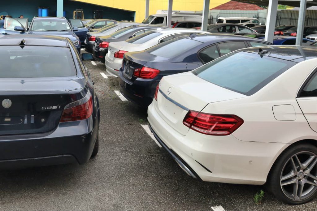 Antara 32 unit kenderaan import pelbagai jenis tidak berkastam bernilai lebih RM8.45 juta disita Jabatan Kastam Diraja Malaysia (JKDM) yang disimpan dalam gudang di Damansara, Selangor dan Setapak, Kuala Lumpur. Foto JKDM WPKL