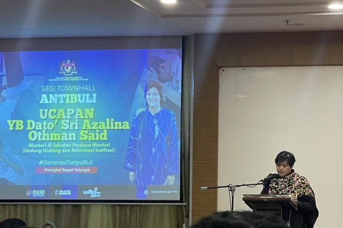 azalina othman