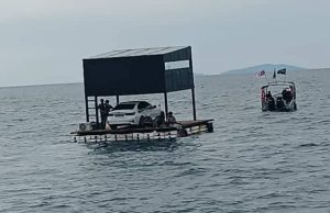Pempengaruh ditahan selepas bawa kereta atas platform terapung