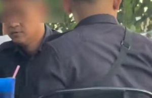 Tular anggota polis hisap rokok dalam restoran