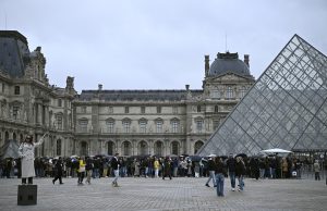 Louvre reopens for first time after jewel heist