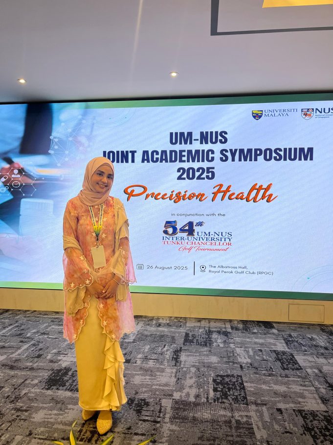 Asiyah bersedia membentangkan penyelidikannya di Simposium Akademik Bersama UM-NUS 2025