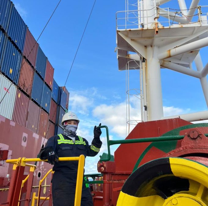Asyiqin mengendalikan brek mooring winch