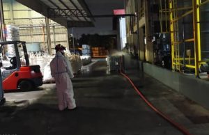 Tiga individu terkesan hidu bahan kimia