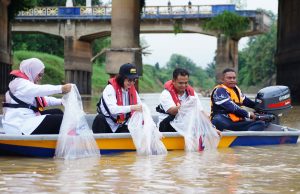 Johor cipta rekod MBOR, lepas benih 1.6 juta ekor udang galah