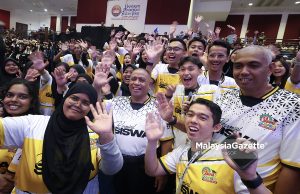 Menteri Besar Perak, Datuk Seri Saarani Mohamad menyantuni pelajar pada Karnival Siswa Perak Sejahtera 2.0 di Universiti Pendidikan Sultan Idris (UPSI) Kampus Sultan Azlan Shah Tanjung Malim. Foto ABDULLAH YUSOF, 07 SEPTEMBER 2025.