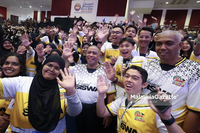 KARNIVAL SISWA PERAK SEJAHTERA 2.0 Menteri Besar Perak, Datuk Seri Saarani Mohamad menyantuni pelajar pada Karnival Siswa Perak Sejahtera 2.0 di Universiti Pendidikan Sultan Idris (UPSI) Kampus Sultan Azlan Shah Tanjung Malim. Foto ABDULLAH YUSOF, 07 SEPTEMBER 2025.