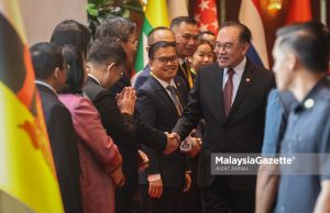 Anwar Ceria Bersama Penjawat Awam ASEAN