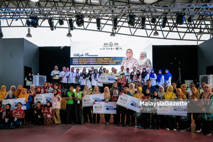 MAJLIS PERASMIAN PERTANDINGAN AKAR DAN AKSI PERAK Menteri Besar Perak, Datuk Seri Saarani Mohamad ketika sesi bergambar selepas merasmikan Pertandingan Asas Keusahawanan Anak Remaja (AKAR), Asas Keusahawanan Koperasi (AKSI) dan Junior Food Security Innovation Challenge (J-SINC) Peringkat Negeri Perak Tahun 2025 di RTC Perak, Gopeng, pada Isnin. Foto ANIQ NABILAFIQ ANUAR, 13 OKTOBER 2025. J-SINC