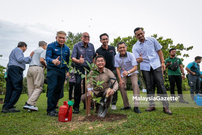 GREEN TECH PERAK 2025 Exco Sains, Alam Sekitar dan Teknologi Hijau Perak, Teh Kok Lim menyempurnakan acara penanaman anak pokok hutan hujan sempena program Green Tech Perak 2025 di Bulatan Sultan Azlan Shah, Meru, pada Sabtu. Foto ANIQ NABILAFIQ ANUAR, 25 OKTOBER 2025.