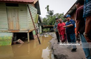 Menteri Besar Perak, Datuk Seri Saarani Mohamad meninjau rumah mangsa banjir, Mohamad Saad Mat Jenin, 67, ketika meninjau keadaan infrastruktur dan kediaman penduduk yang rosak akibat bencana banjir yang melanda daerah Larut Matang dan Selama (LMS) pada Sabtu. Foto ANIQ NABILAFIQ ANUAR, 25 OKTOBER 2025.