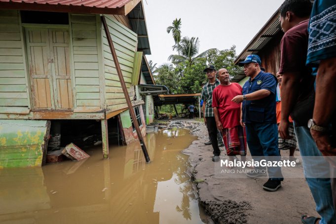 MB PERAK MENINJAU PPS SK MATANG GELUGOR Menteri Besar Perak, Datuk Seri Saarani Mohamad meninjau rumah mangsa banjir, Mohamad Saad Mat Jenin, 67, ketika meninjau keadaan infrastruktur dan kediaman penduduk yang rosak akibat bencana banjir yang melanda daerah Larut Matang dan Selama (LMS) pada Sabtu. Foto ANIQ NABILAFIQ ANUAR, 25 OKTOBER 2025.