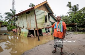 Saya dengar bunyi meletup sebelum rumah roboh – Jamaludin Mangsa banjir, Jamaludin Mat Jenin, 70, menunjukkan keadaan rumahnya yang roboh akibat bencana banjir yang melanda daerah Larut Matang dan Selama (LMS) pada Sabtu. Foto ANIQ NABILAFIQ ANUAR, 25 OKTOBER 2025.