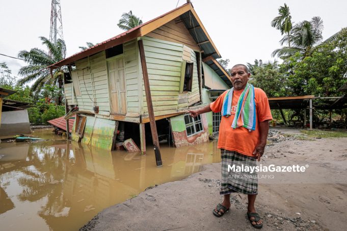 MB PERAK MENINJAU PPS SK MATANG GELUGOR Mangsa banjir, Jamaludin Mat Jenin, 70, menunjukkan keadaan rumahnya yang roboh akibat bencana banjir yang melanda daerah Larut Matang dan Selama (LMS) pada Sabtu. Foto ANIQ NABILAFIQ ANUAR, 25 OKTOBER 2025.