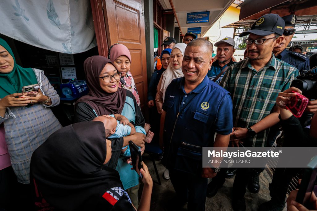 Menteri Besar Perak, Datuk Seri Saarani Mohamad menyantuni mangsa banjir di Pusat Pemindahan Sementara (PPS) Sekolah Kebangsaaan (SK) Matang Gelugor, Taiping, pada Sabtu. Foto ANIQ NABILAFIQ ANUAR, 25 OKTOBER 2025.