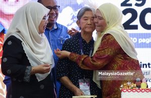 Exco Pembangunan Wanita, Keluarga, Kebajikan Masyarakat, Pembangunan Usahawan dan Koperasi Perak, Datuk Salbiah Mohamed memeluk seorang warga emas pada Sambutan Hari Warga Emas Peringkat Negeri Perak di Rumah Seri Kenangan Seri Iskandar, Parit. Foto ABDULLAH YUSOF, 29 OKTOBER 2025.