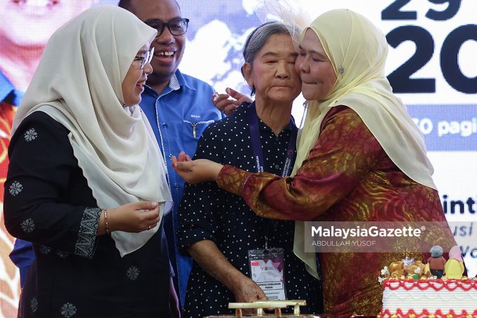 SAMBUTAN HARI WARGA EMAS NEGERI PERAK Exco Pembangunan Wanita, Keluarga, Kebajikan Masyarakat, Pembangunan Usahawan dan Koperasi Perak, Datuk Salbiah Mohamed memeluk seorang warga emas pada Sambutan Hari Warga Emas Peringkat Negeri Perak di Rumah Seri Kenangan Seri Iskandar, Parit. Foto ABDULLAH YUSOF, 29 OKTOBER 2025.