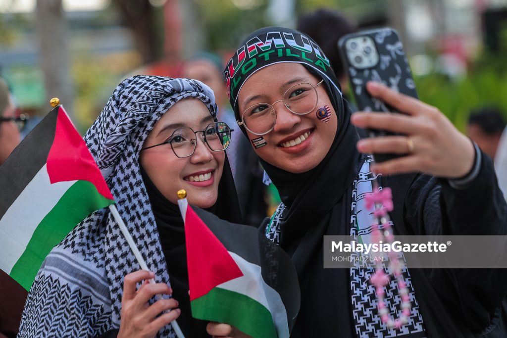 Penyokong hadir bagi memberi sokongan wira Global Sumud Flotilla pada Himpunan Sumud Nusantara di Axiata Arena, Bukit Jalil. Foto MOHD ADZLAN, 08 OKTOBER 2025.