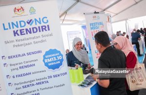Orang ramai tidak lepas peluang kenal lebih dekat produk PERKESO pada Festival Mega I LINDUNG U 2025