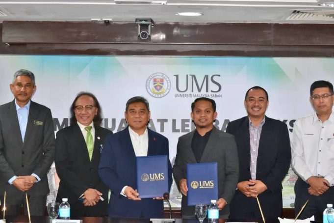 Naib Canselor UMS (tiga dari kiri) bertukar dokumen dengan Iman