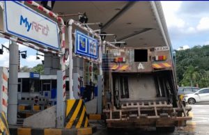 Polis buru pemadu lori sampah rempuh Plaza Tol LDP