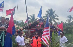 Pertandingan Rakit Berhias di Parit Sulong imbau kenangan lalu