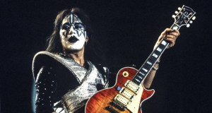 Ace Frehley dari kumpulan Kiss membuat persembahan di Arco Arena pada 28 Ogos 1996 di Sacramento, California.