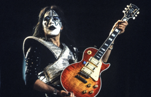 Ace Frehley dari kumpulan Kiss membuat persembahan di Arco Arena pada 28 Ogos 1996 di Sacramento, California.