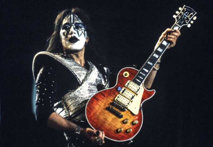 Screenshot 2025-10-17 at 12.14.12 PM Ace Frehley dari kumpulan Kiss membuat persembahan di Arco Arena pada 28 Ogos 1996 di Sacramento, California.